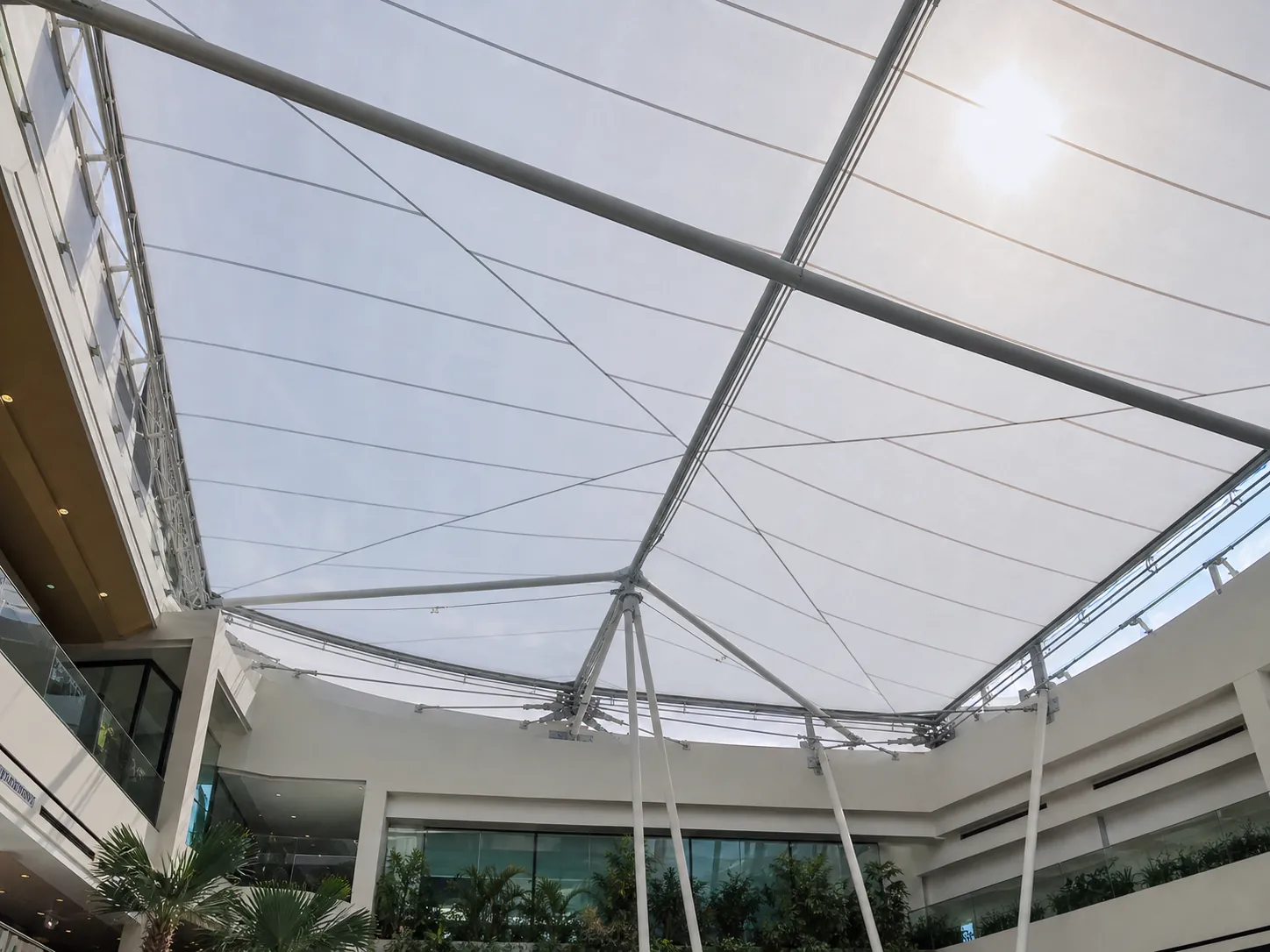 Màng ETFE căng phía trên không gian atrium của công trình