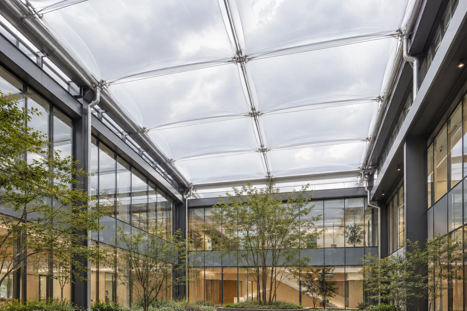 ETFE và mái kính: Khi nào thay mái kính bằng hệ ETFE? ETFE và mái kính: Khi nào thay mái kính bằng hệ ETFE?